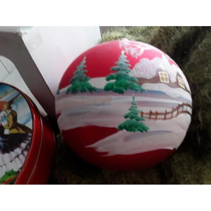 Gigantisch grote kerstbal handgeschilderd