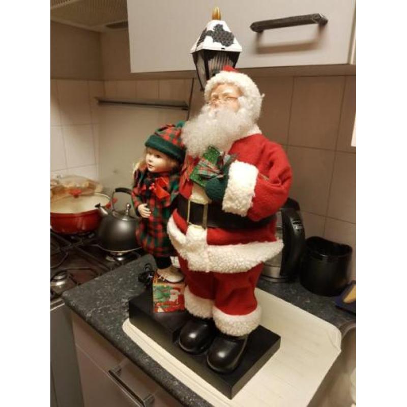 Mooie Beweegbare Kerstman met meisje