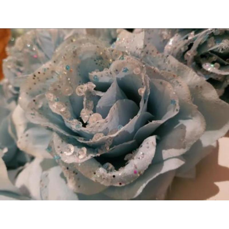 Kerstballen blauw en rozen