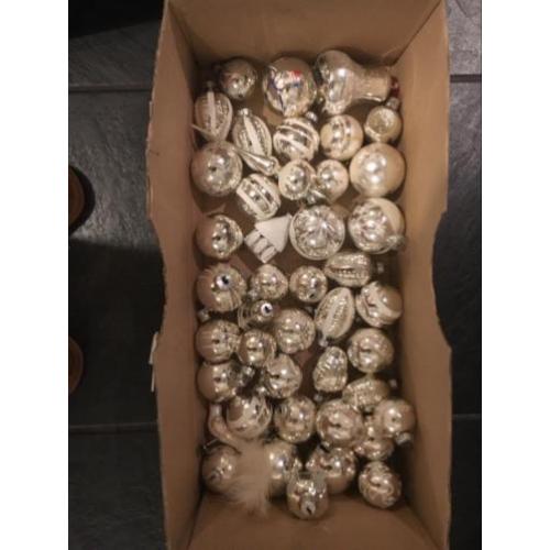 Oude Kerstballen met piek