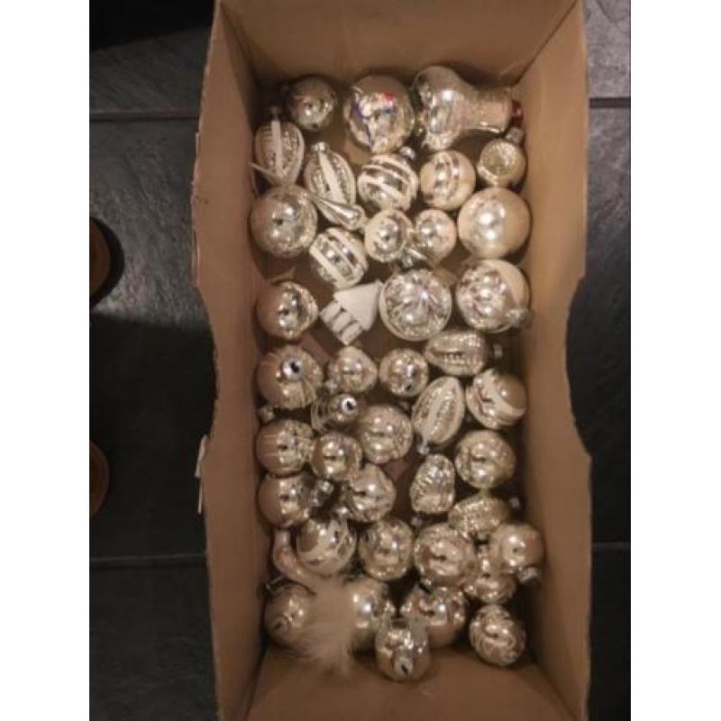 Oude Kerstballen met piek
