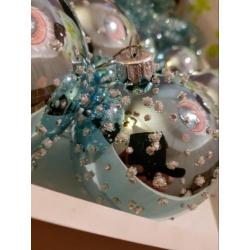Kerstballen blauw en rozen