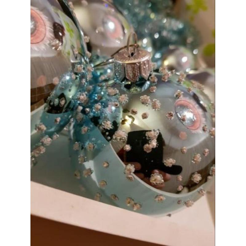 Kerstballen blauw en rozen