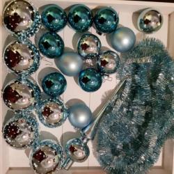 Kerstballen blauw en rozen