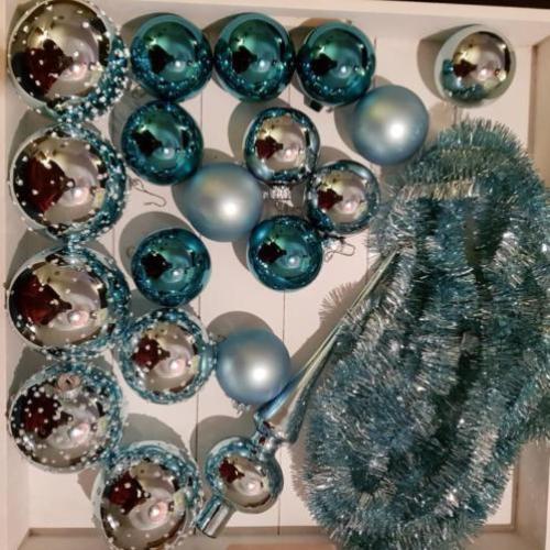 Kerstballen blauw en rozen