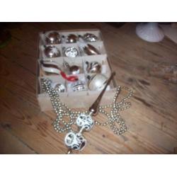 12 oude kerstballen ,1 glazen slinger en glazen piek zilver