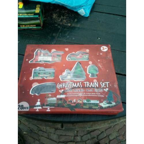 Kersttrein op achtbaan met verlichting en geluiden