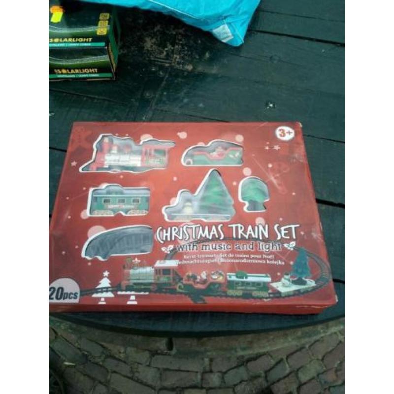 Kersttrein op achtbaan met verlichting en geluiden
