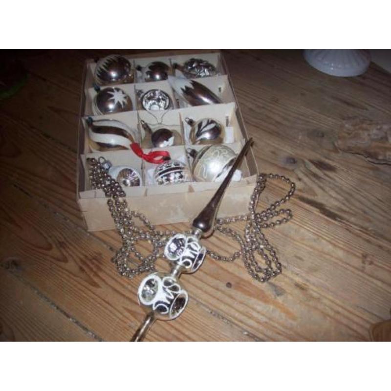 12 oude kerstballen ,1 glazen slinger en glazen piek zilver