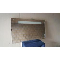 wastafel en spiegel