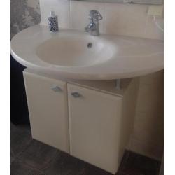 Wastafel met onderkastje eventueel met Grohe kraan