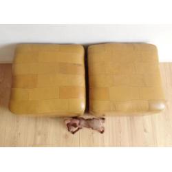 2 vierkante vintage hockers. Retro lapjes poef,cognac kleur