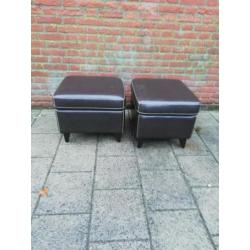 2 dezelfde krukjes / footstool bruin skai