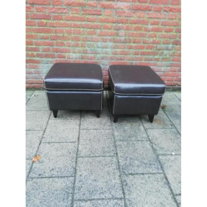 2 dezelfde krukjes / footstool bruin skai