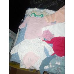 Doosje vol baby kleding maat 50 bijna gratis