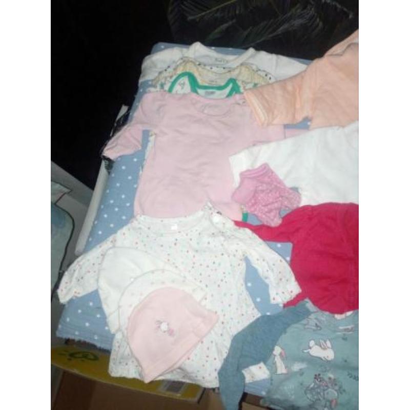 Doosje vol baby kleding maat 50 bijna gratis