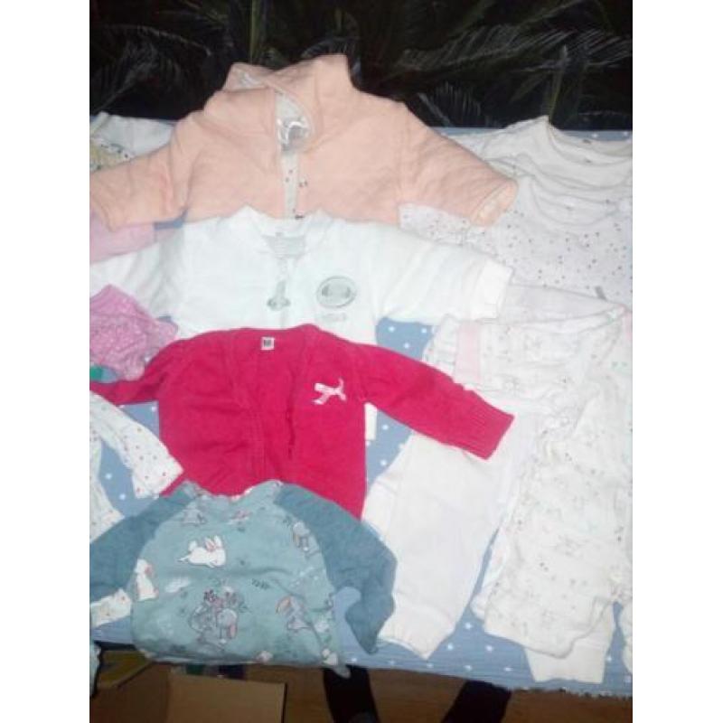 Doosje vol baby kleding maat 50 bijna gratis