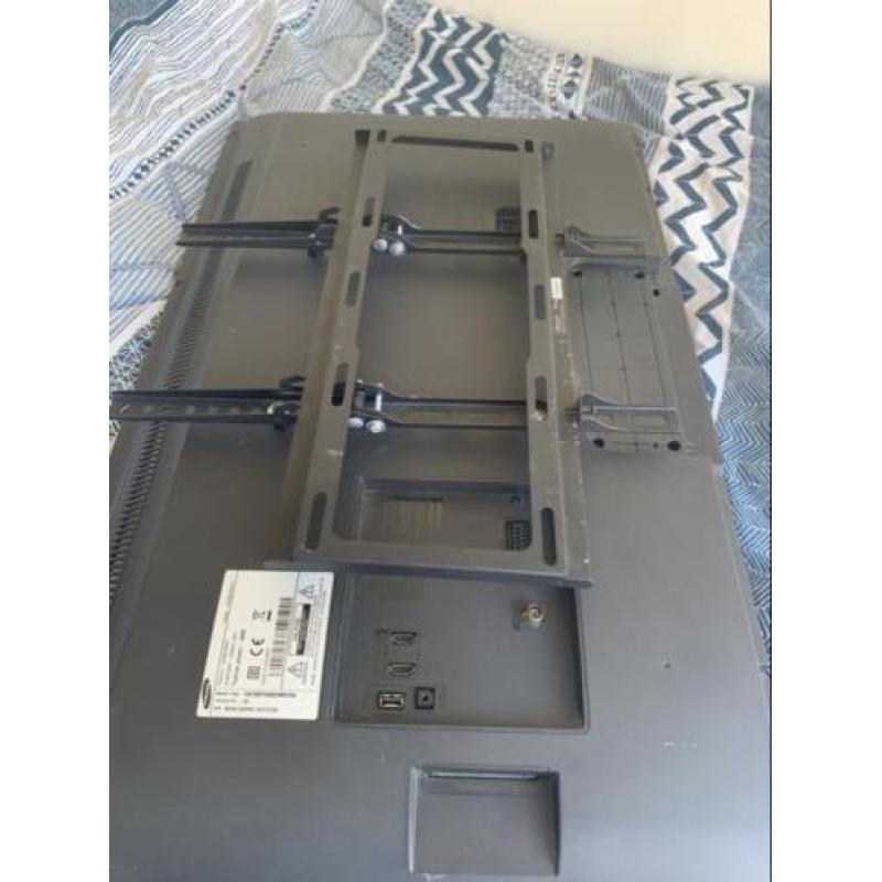 Ps4 + 3 games + controller + 39 Full HD tv + muurbeugel
