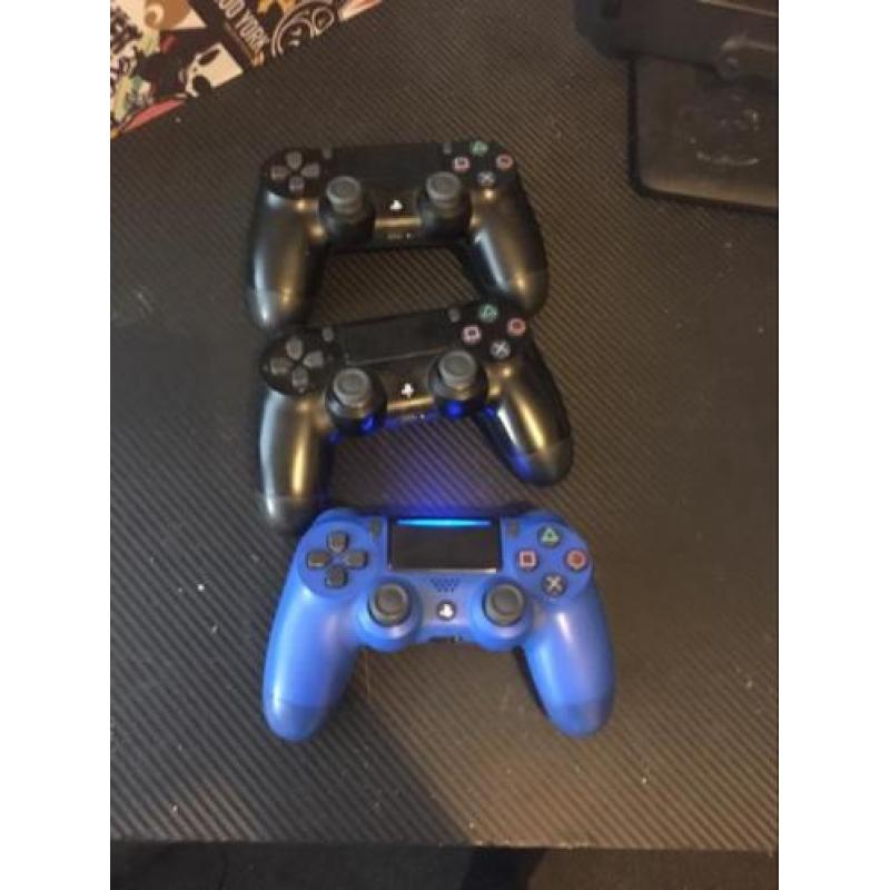 Playstation 4 slim 3 controllers en games (ps4)