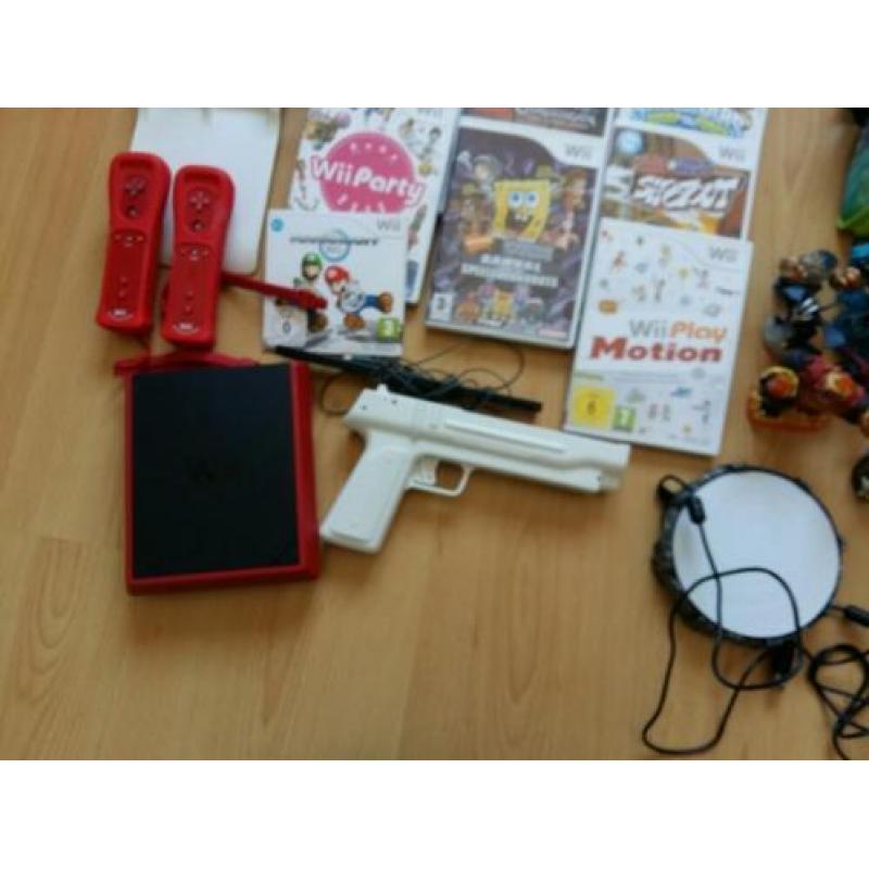 Nintendo wii mini met skylander en andere spellen.